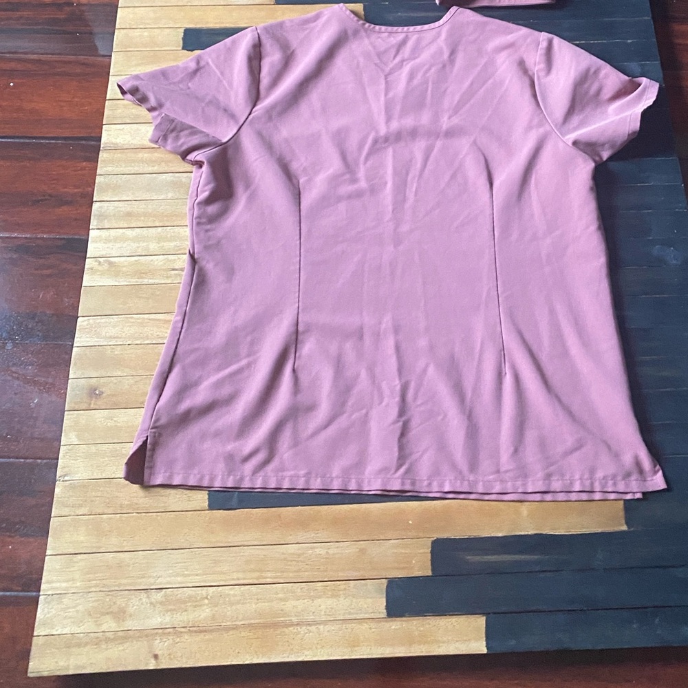 FIGS Scrubs Women’s Size XL Mauve V-Neck Top Style 1000211 Pre-Owned - Picture 2 of 4